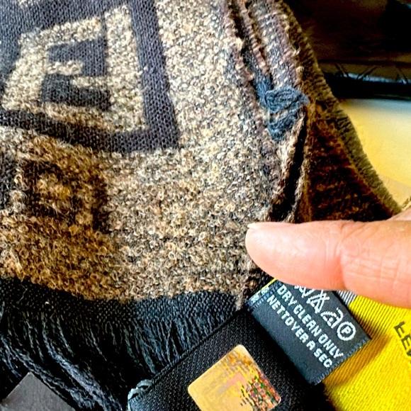 Fendi Unisex winter scarf - Picture 3 of 4